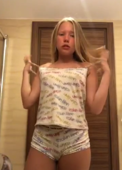15 añitos de esta adolescente cachonda + VIDEO 14